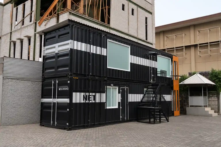 exterior project net tv office container sudut samping kiri 2 lantai